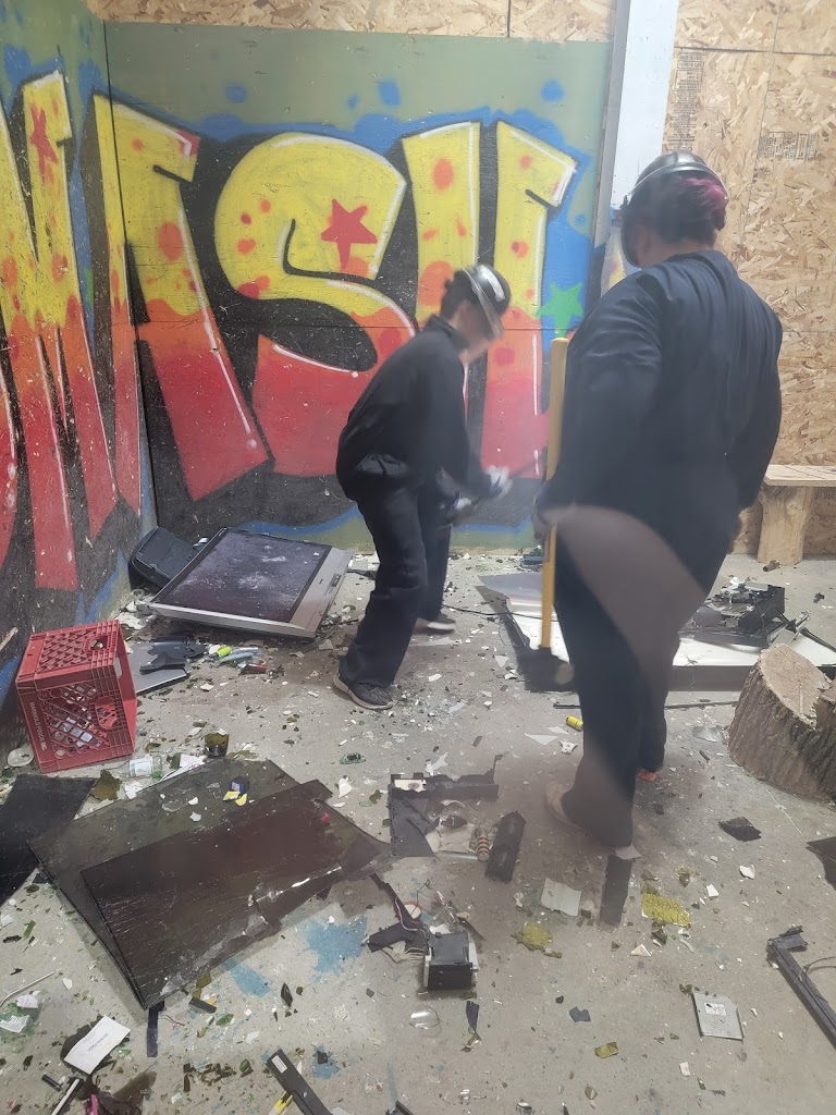 Maximum Axe Throwing, Smash Room and Golf Simulator - review